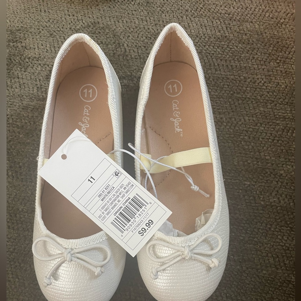 NWT Girls ivory shimmer ballet flat size 11.